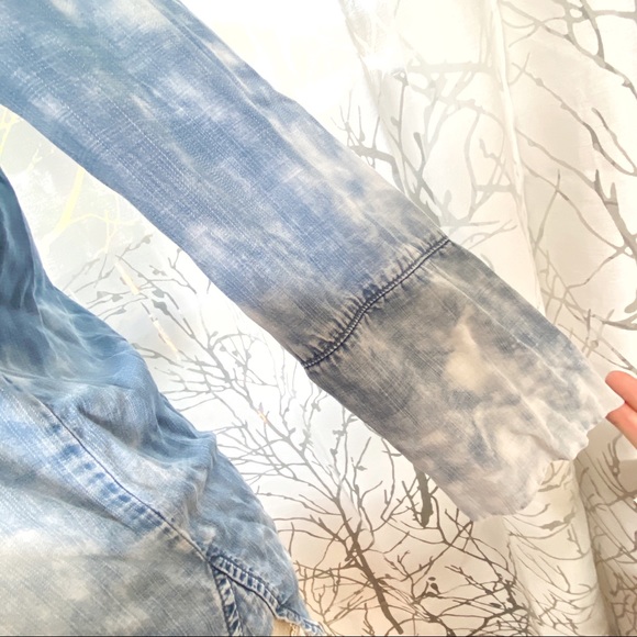 Cloth + Stone tie dye blue chambray collared button down top shirt 1/2 sleeves - Picture 4 of 10